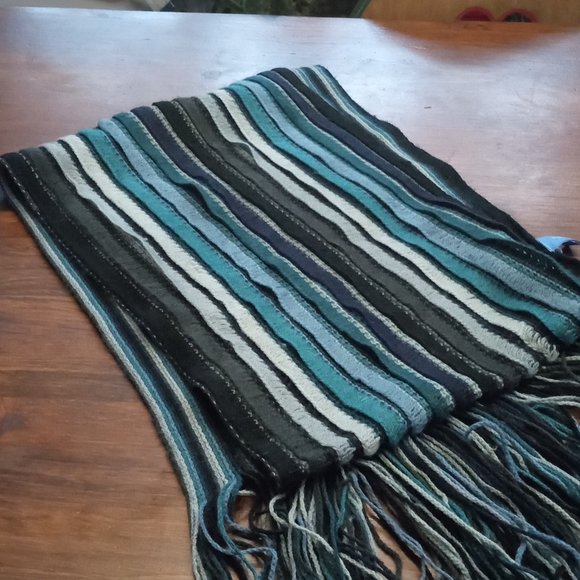 Vera Wang Winter Scarf - Picture 2 of 6